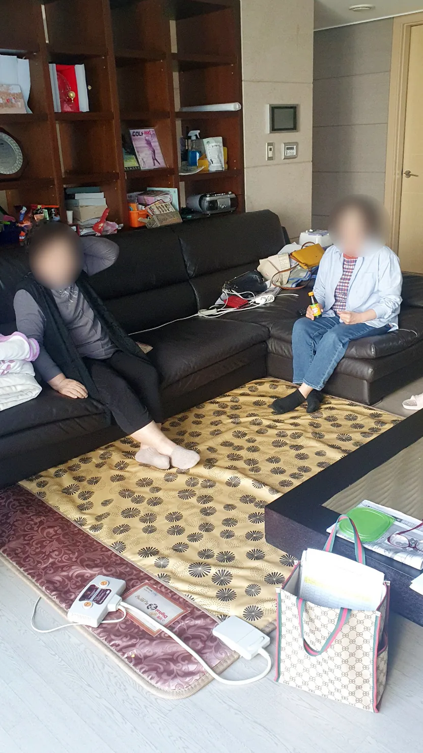 가정에서 이루어지는 돌봄 상담 장면